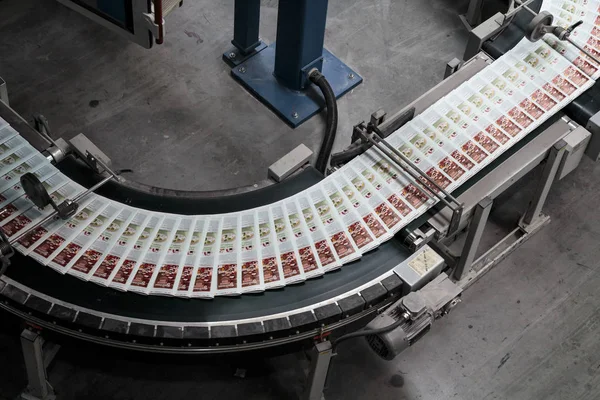 Zagreb, Hırvatistan-16 Eylül 2014: Basım evinde rotasyon Koenig Bauer makine görünümü. Konveyör bandı üzerinden geçerek yarı mamul ürün.