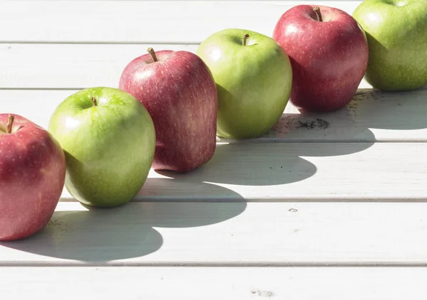 Manzana Verde Roja Fondo Pizarra Blanca — Foto de Stock