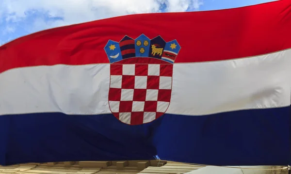 Bandera Croata Ondeando Viento Edificio Del Parlamento Croata —  Fotos de Stock