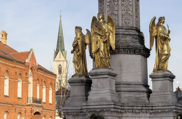 Drei Statuen Goldener Engel Vor Der Kathedrale — Stockfoto