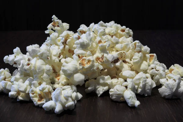 Stapel Popcorn Een Donkerbruine Houten Tafel — Stockfoto