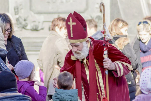 Zagreb, Hırvatistan-13 Aralık 2014: Advent in Zagreb, Hırvatistan. Aziz Nicholas çocuklara hediye veriyor.