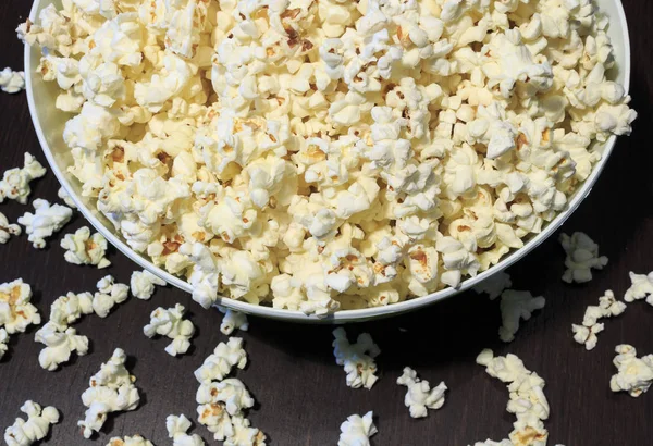 Miska Popcornem Tmavě Hnědém Dřevěném Stole — Stock fotografie