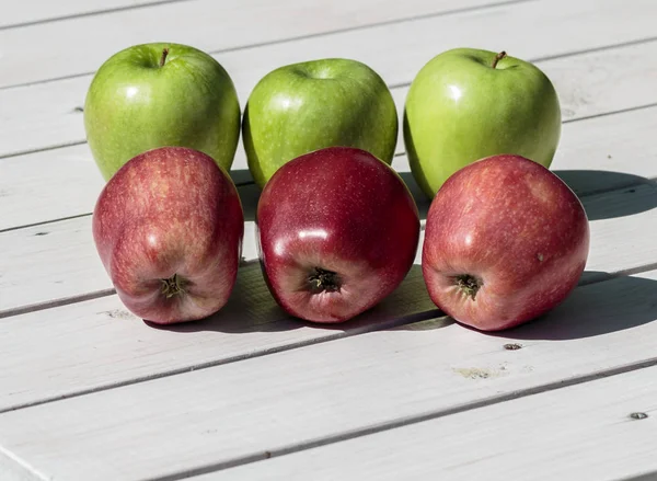 Manzana Verde Roja Fondo Pizarra Blanca — Foto de Stock