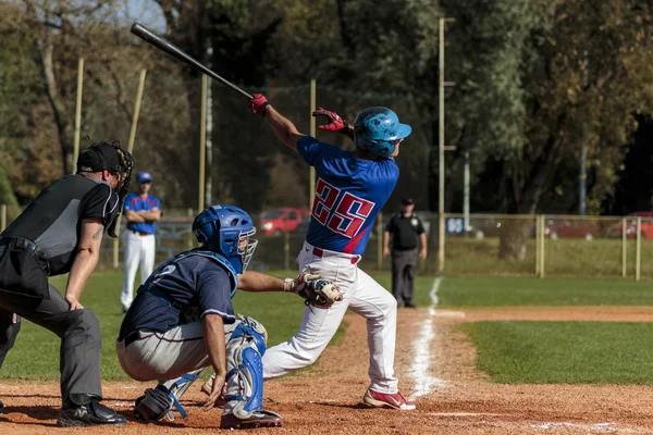 ザグレブクロアチア 2014年10月12日 ブルージャージのベースボールクラブザグレブとダークブルーのジャージの野球クラブオリンピヤ 野球バットを振り回す未確認野球打者 — ストック写真