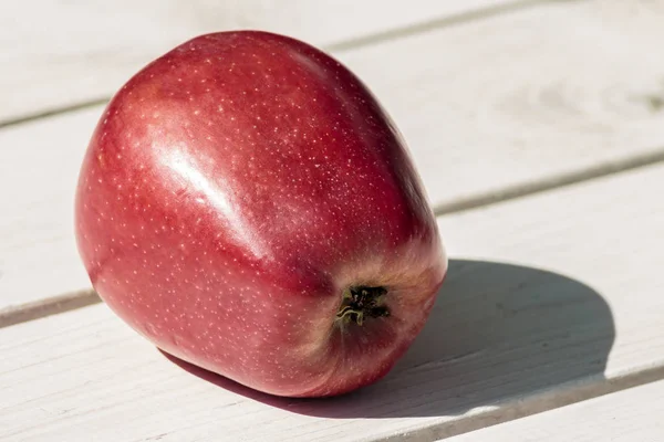 Manzana Roja Stark Sobre Fondo Pizarra Blanca — Foto de Stock