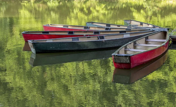 Barcos Vermelhos Verdes Água Verde Amarrados Uma Doca — Fotografia de Stock