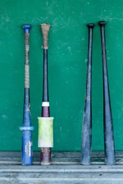 Zagreb. Hırvatistan-12 Ekim 2014: Baseball Club Zagreb ve Baseball Club Olimpija arasında beyzbol maçı. Basebal oyuncuları duvara beyzbol yarasaları bıraktı.