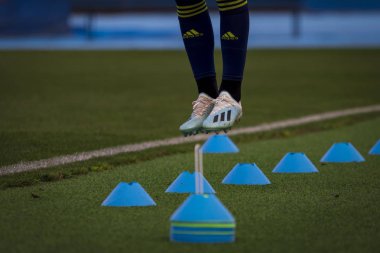 Zagreb, Hırvatistan - 30 Temmuz 2019: Uefa Şampiyonlar Ligi ikinci ön eleme turu, Gnk Dinamo vs. F.C. Saburtalo.Oyuncular ayakları, Oyuncu engelin üzerinden atlama