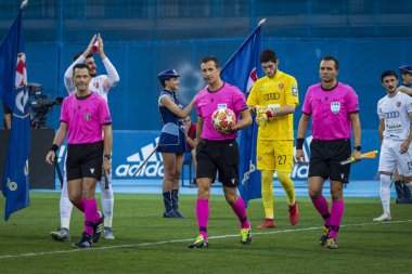 Zagreb, Hırvatistan - 30 Temmuz 2019: Uefa Şampiyonlar Ligi ikinci ön eleme turu, Gnk Dinamo vs. F.C. Saburtalo. Futbol, futbol Hakem oyun alanına giren
