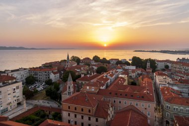Zadar, Hırvatistan'ın eski kısmında gün batımı. Zadar gün batımıile ünlüdür.. 