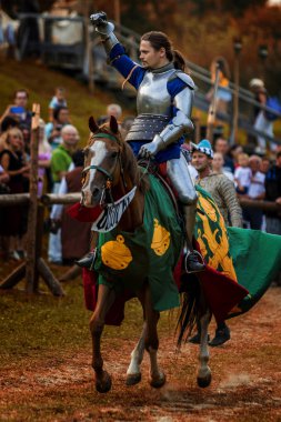 Koprivnica, Hırvatistan - 23 Ağustos 2019: Koprivnica, Hırvatistan'da Rönesans festivali. Avrupa'nın en büyük rönesans festivallerinden biri. Medival Knight ata biniyor