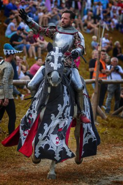 Koprivnica, Hırvatistan - 23 Ağustos 2019: Koprivnica, Hırvatistan'da Rönesans festivali. Avrupa'nın en büyük rönesans festivallerinden biri. Medival Knight ata biniyor