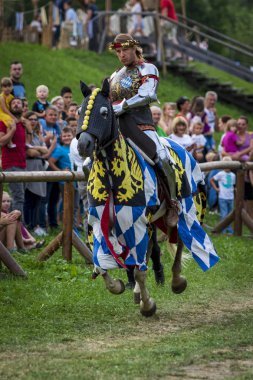 Koprivnica, Hırvatistan - 23 Ağustos 2019: Koprivnica, Hırvatistan'da Rönesans festivali. Avrupa'nın en büyük rönesans festivallerinden biri. Medival Knight atına biniyor 