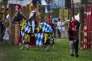 Koprivnica, Hırvatistan - 23 Ağustos 2019: Koprivnica, Hırvatistan'da Rönesans festivali. Avrupa'nın en büyük rönesans festivallerinden biri. Medival Knight atına biniyor 