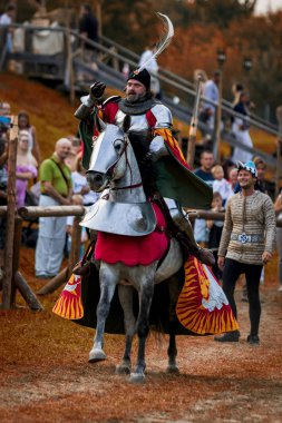Koprivnica, Hırvatistan - 23 Ağustos 2019: Koprivnica, Hırvatistan'da Rönesans festivali. Avrupa'nın en büyük rönesans festivallerinden biri. Medival Knight atına biniyor 