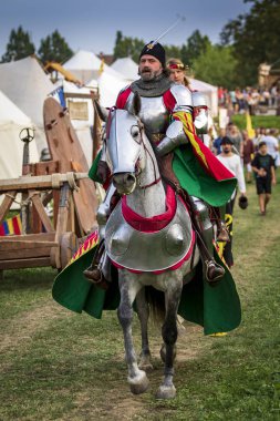 Koprivnica, Hırvatistan - 23 Ağustos 2019: Koprivnica, Hırvatistan'da Rönesans festivali. Avrupa'nın en büyük rönesans festivallerinden biri. Medival Knight atına biniyor 