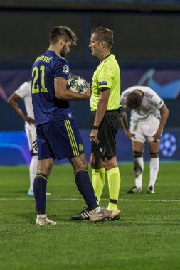 Zagreb, Hırvatistan - 21 Ağustos 2019: Uefa Şampiyonlar Play Off'lar 1. Rosenborg Bk. Bruno Petkovic (21) hakemle konuşuyor 