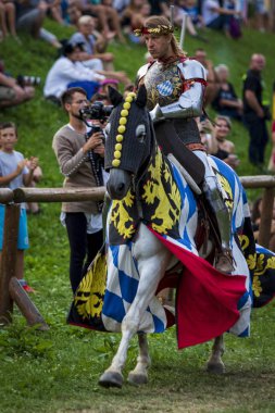 Koprivnica, Hırvatistan - 23 Ağustos 2019: Koprivnica, Hırvatistan'da Rönesans festivali. Avrupa'nın en büyük rönesans festivallerinden biri. Medival Knight atına biniyor 