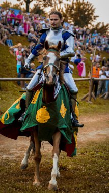 Koprivnica, Hırvatistan - 23 Ağustos 2019: Koprivnica, Hırvatistan'da Rönesans festivali. Avrupa'nın en büyük rönesans festivallerinden biri. Medival Knight ata biniyor