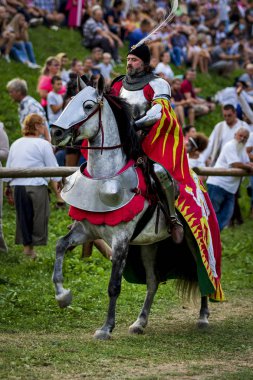Koprivnica, Hırvatistan - 23 Ağustos 2019: Koprivnica, Hırvatistan'da Rönesans festivali. Avrupa'nın en büyük rönesans festivallerinden biri. Medival Knight atına biniyor 