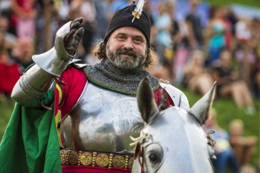 Koprivnica, Hırvatistan - 23 Ağustos 2019: Koprivnica, Hırvatistan'da Rönesans festivali. Avrupa'nın en büyük rönesans festivallerinden biri. Medival Knight atına biniyor 