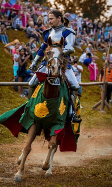Koprivnica, Hırvatistan - 23 Ağustos 2019: Koprivnica, Hırvatistan'da Rönesans festivali. Avrupa'nın en büyük rönesans festivallerinden biri. Medival Knight ata biniyor