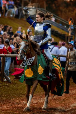 Koprivnica, Hırvatistan - 23 Ağustos 2019: Koprivnica, Hırvatistan'da Rönesans festivali. Avrupa'nın en büyük rönesans festivallerinden biri. Medival Knight ata biniyor