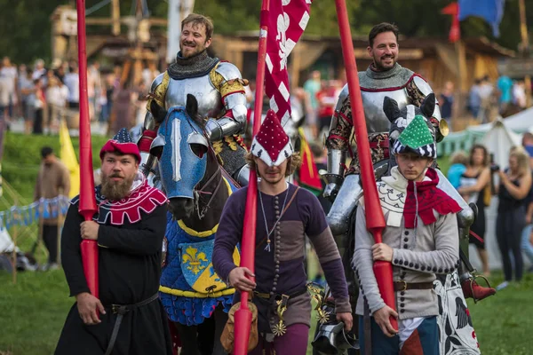 Koprivnica, Hırvatistan - 23 Ağustos 2019: Koprivnica, Hırvatistan'da Rönesans festivali. Avrupa'nın en büyük rönesans festivallerinden biri. Medival Şövalyeleri ata biniyor 