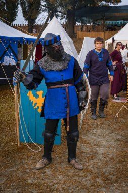 Koprivnica, Hırvatistan - 23 Ağustos 2019: Koprivnica, Hırvatistan'da Rönesans festivali. Avrupa'nın en büyük rönesans festivallerinden biri. Şövalye kılıç ile poz 