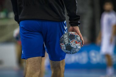 Zagreb, Hırvatistan - 14 Eylül 2019: Ehf man 's Championship League. PD Zagreb, Paris Saint-Germain 'e karşı. Hentbol için topu tutan oyuncu
