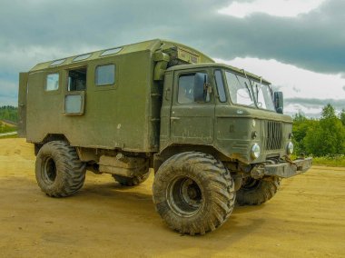Düşük basınçlı tekerlekler üzerinde Rus Suv