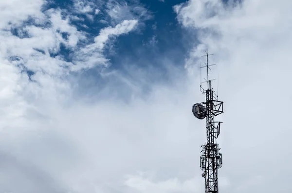 Torre com antenas e nuvens . — Fotografia de Stock