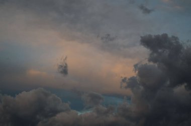 Fırtına bulutları. Gökyüzü bir arka plan. Fırtına geliyor..