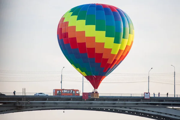 Balon Termiczny Latający Pobliżu Mostu — Zdjęcie stockowe