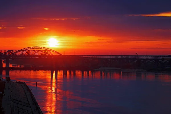 nehir üzerinde köprü üzerinde inanılmaz gün batımı