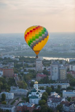 şehir üzerinde uçan termal balon