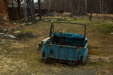 kırık evin yakınında mavi eski sökülmüş araba