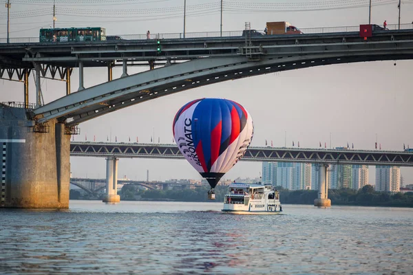 Balon Latający Nad Mostem Nad Rzeką — Zdjęcie stockowe