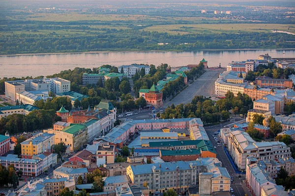 Nizhny Novgorod Kremlin ve Volga nehri boyunca çayırları ile yaz manzara