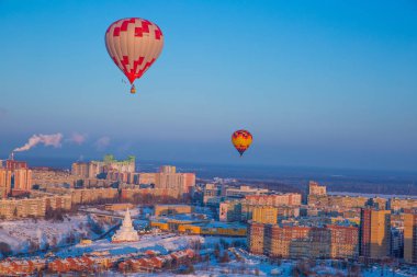 balloon flying over the city clipart