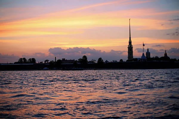 St. Petersburg'daki Peter ve Paul Katedrali'nin kulesinin görünümü