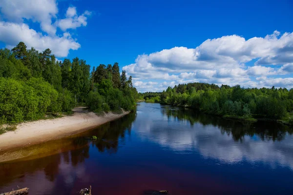 Mayıs ayında Kerzhenets nehri, Rusya, Nizhegorodskaya alan