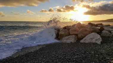 Nice Fransa'da sahilde kayalara çarpan dalgalar