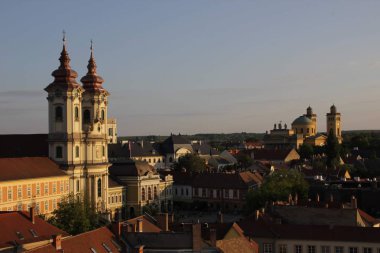 Eger Bazilikası ve Padua Anthony Katolik Kilisesi ile Eger Kalesi görünümü