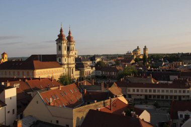 Eger Macaristan ve Eger kalenin tepesinden ana meydanda kilise üzerinde Şehir görünümü