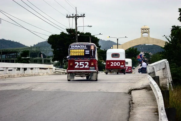 Een Rij Tuc Tucs Verlaten Flores Schiereiland Guatemala Brug Stockfoto