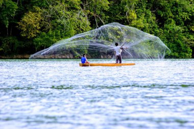 Guatemala Rio Dulce Nehri üzerinde eski okul tarzı balıkçılık 2 genç erkek