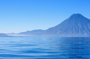 Guatemala'daki Atitlan Gölü'nü çevreleyen volkanlardan birinin inanılmaz manzarası