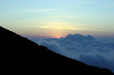 Guatemala Pacaya yanardağ tırmanırken bulutların üzerinde görünümü